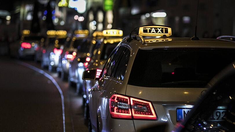 Ein Fahrgast versucht einen Taxler auszurauben. (Symbolbild)