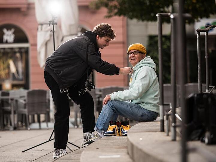 Jannik Diefenbach bereitet seinen Großvater Alojz Abram für ein Foto-Shooting vor.