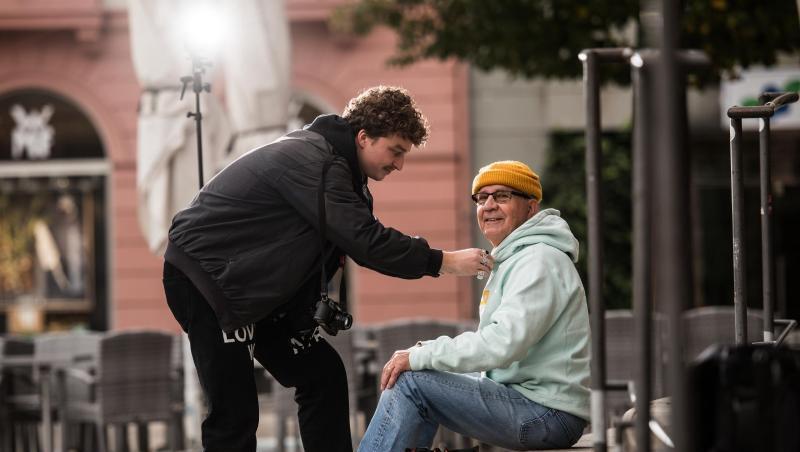 Jannik Diefenbach bereitet seinen Großvater Alojz Abram für ein Foto-Shooting vor. Jannik Diefenbach bereitet seinen Großvater Alojz Abram für ein Foto-Shooting vor.