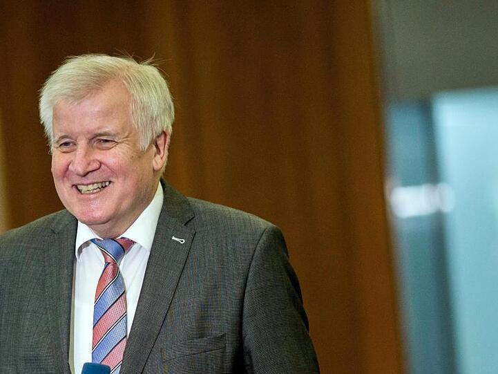Bundesinnenminister Horst Seehofer (CSU)gibt eine Presseerklärung ab. Foto: Carsten Koall/dpa/Archivbild