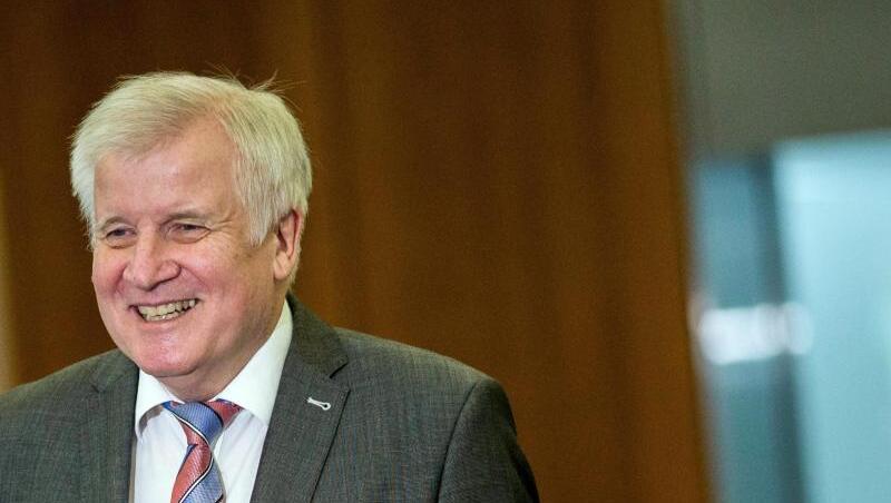 Bundesinnenminister Horst Seehofer (CSU)gibt eine Presseerklärung ab. Foto: Carsten Koall/dpa/Archivbild Bundesinnenminister Horst Seehofer (CSU)gibt eine Presseerklärung ab. Foto: Carsten Koall/dpa/Archivbild