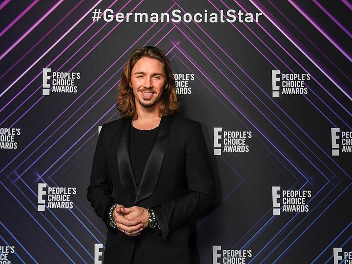 Der Musiker Gil Ofarim steht bei der Verleihung des People's Choice Award "German Social Star" auf dem schwarzen Teppich. Foto: Felix Hörhager/dpa
