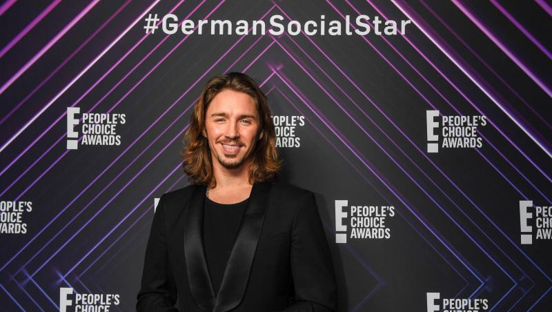 Der Musiker Gil Ofarim steht bei der Verleihung des People's Choice Award "German Social Star" auf dem schwarzen Teppich. Foto: Felix Hörhager/dpa Der Musiker Gil Ofarim steht bei der Verleihung des People's Choice Award "German Social Star" auf dem schwarzen Teppich. Foto: Felix Hörhager/dpa