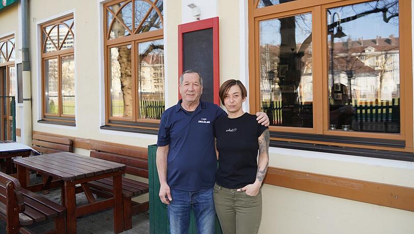 Antonio Iannone und seine Tochter Andrea Dotzler vor ihrem Lokal, dem Curva Est in der Sieboldstraße.