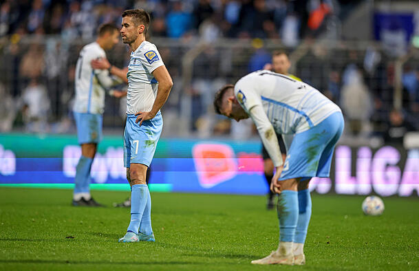 Zweite Pleite in Serie: Die Löwen um Stefan Lex (l.) unterliegen daheim gegen den 1. FC Saarbrücken mit 0:1.