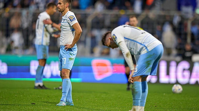 Zweite Pleite in Serie: Die Löwen um Stefan Lex (l.) unterliegen daheim gegen den 1. FC Saarbrücken mit 0:1.
