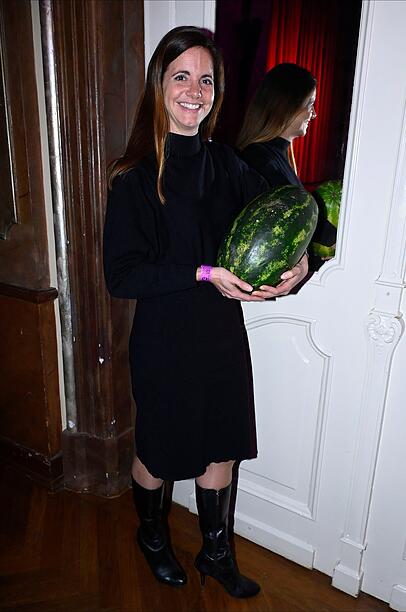 Posing mit der Bühnenmelone: Kristina Frank Posing mit der Bühnenmelone: Kristina Frank