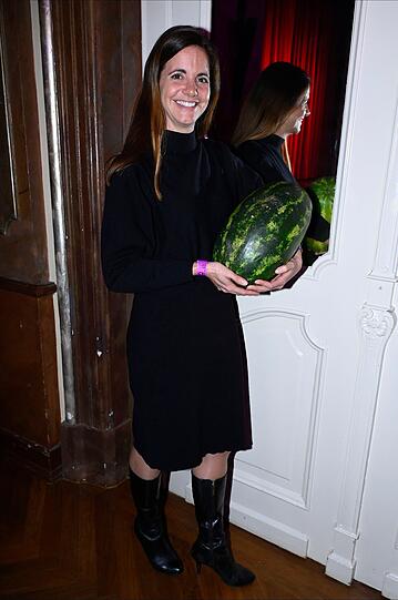 Posing mit der Bühnenmelone: Kristina Frank