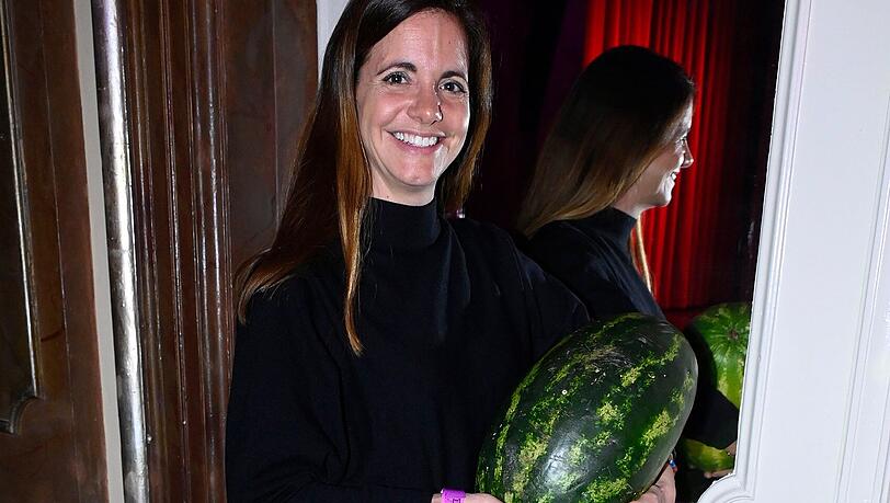 Posing mit der Bühnenmelone: Kristina Frank Posing mit der Bühnenmelone: Kristina Frank