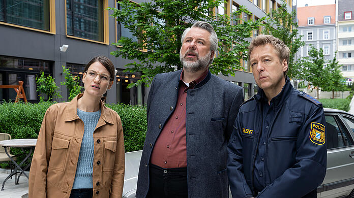 Michaela Weingartner (l.), hier zu sehen mit ihren Kollegen Dieter Fischer (M.) und Max Müller (r.), bei "Die Rosenheim-Cops". Mit der AZ spricht die Schauspielerin offen über Vor- und Nachteile der TV-Branche.