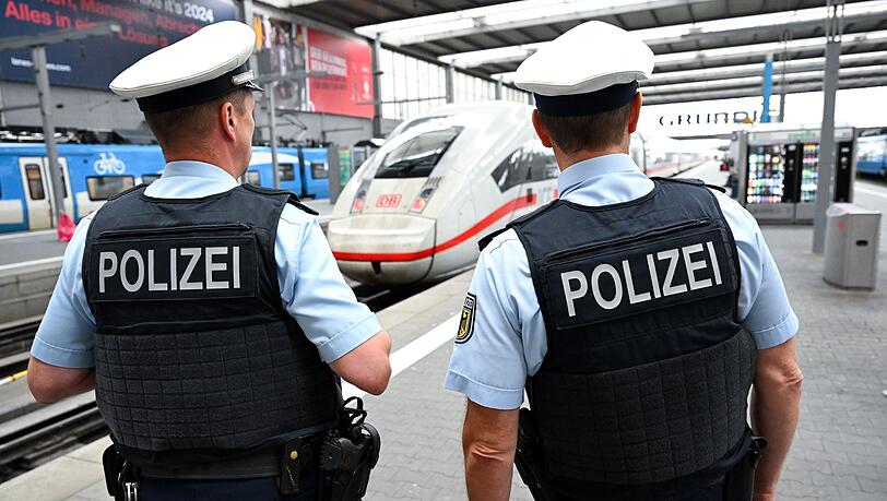 Weil viele Fans ohne Ticket zu einem Spiel zwischen dem TSV 1860 München und Energie Cottbus unterwegs sind, wird der Zug am Hauptbahnhof in München auf ein anderes Gleis umgeleitet. (Symbolbild)