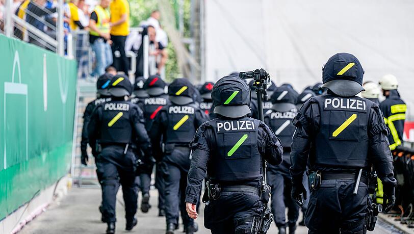 Der DFB wird künftig mögliche Gebührenbescheide für Polizei-Mehrkosten bei Hochrisikospielen an die Vereine weitergeben. (Archivbild) Der DFB wird künftig mögliche Gebührenbescheide für Polizei-Mehrkosten bei Hochrisikospielen an die Vereine weitergeben. (Archivbild)