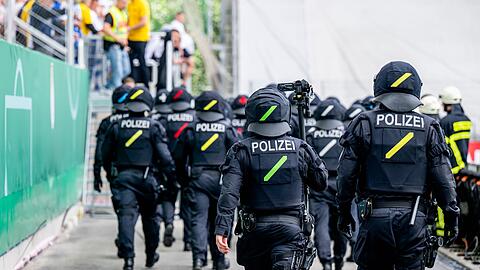 Der DFB wird k&uuml;nftig m&ouml;gliche Geb&uuml;hrenbescheide f&uuml;r Polizei-Mehrkosten bei Hochrisikospielen an die Vereine weitergeben. (Archivbild)