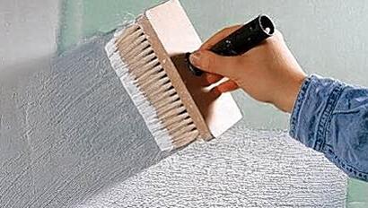 Damit sich eine Wand ordentlich streichen lässt, muss der Untergrund vorbereitet werden: Er sollte sauber und haftfähig sein. Damit sich eine Wand ordentlich streichen lässt, muss der Untergrund vorbereitet werden: Er sollte sauber und haftfähig sein.