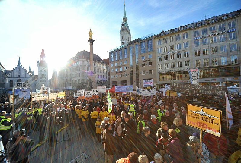 Die Zahl der Fluggäste ist auf 38 Millionen gestiegen, unterstreicht damit die Forderung nach einer dritten Startbahn. derweil gehen die Proteste dagegen weiter.