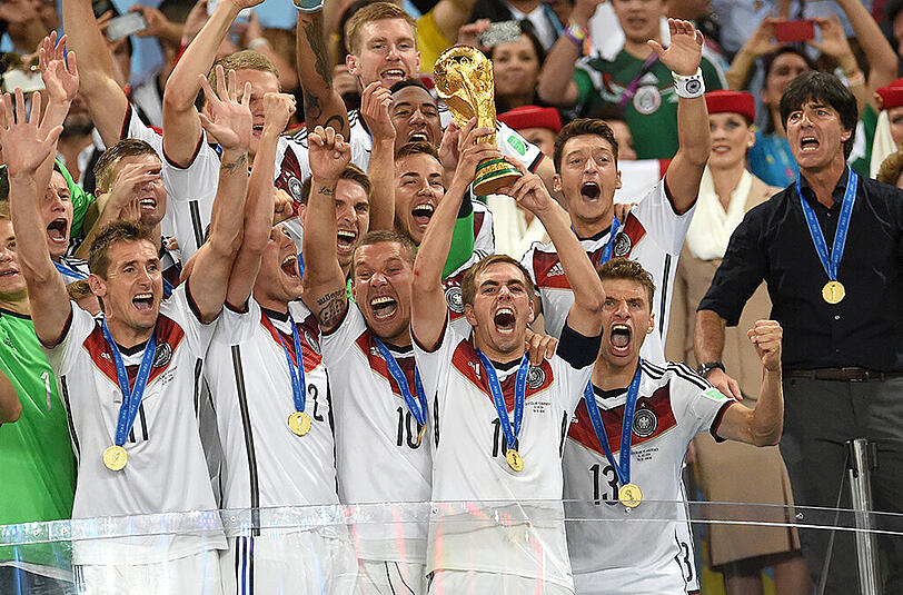 Philipp Lahms letzter Auftritt im DFB-Trikot: Der Kapitän reckt den Weltmeister-Pokal in den Nachthimmel von Rio.