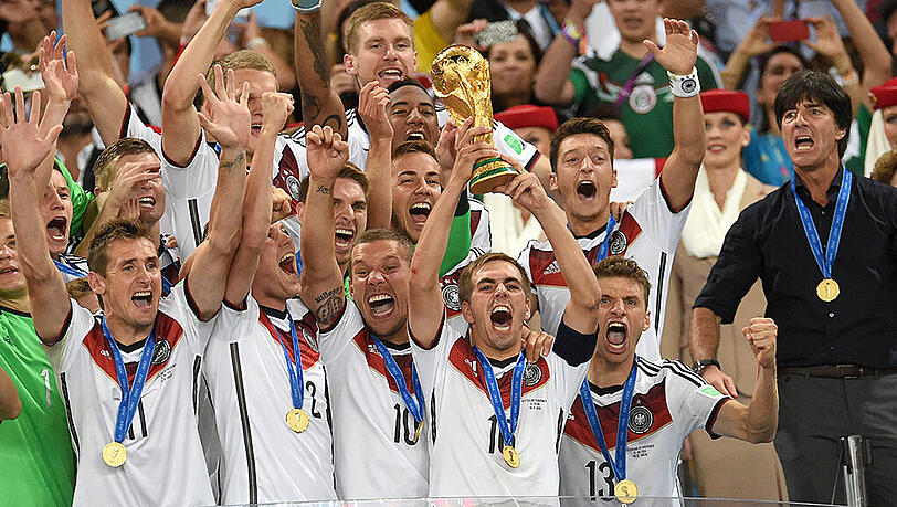 Philipp Lahms letzter Auftritt im DFB-Trikot: Der Kapitän reckt den Weltmeister-Pokal in den Nachthimmel von Rio. Philipp Lahms letzter Auftritt im DFB-Trikot: Der Kapitän reckt den Weltmeister-Pokal in den Nachthimmel von Rio.