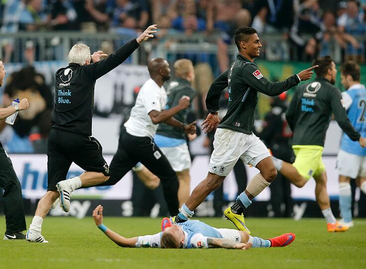 Auch an der Seitenlinie gab es kein Halten mehr: Trainer Torsten Fröhling, Torwart-Coach Kurt Kowarz, alle waren aus dem Häuschen.