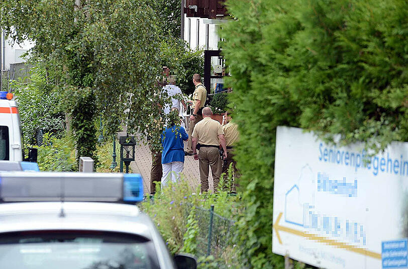 Sehen Sie in unserer Fotostrecke die Bilder vom Polizeieinsatz im Seniorenheim.