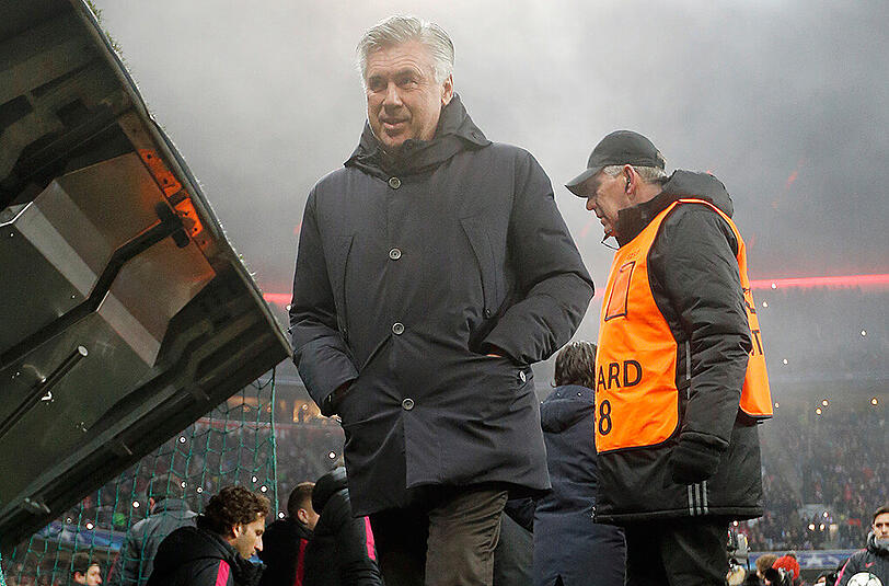 Italiener im Nebel: Bayern-Trainer Carlo Ancelotti am Dienstag beim Champions-League-Heimspiel gegen Atlético Madrid.