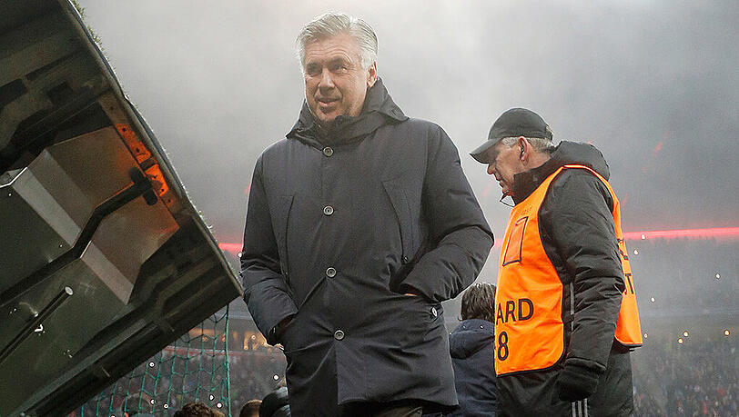 Italiener im Nebel: Bayern-Trainer Carlo Ancelotti am Dienstag beim Champions-League-Heimspiel gegen Atlético Madrid. Italiener im Nebel: Bayern-Trainer Carlo Ancelotti am Dienstag beim Champions-League-Heimspiel gegen Atlético Madrid.