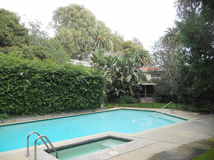 Abkühlung von der kalifornischen Sonne gefällig? Der Pool der Villa.