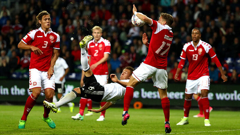 Artistische Einlage: Bayern-Spieler Joshua Kimmich erzielt das 1:1.