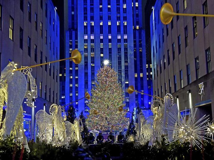 Engel schmücken den Weg zu dem Weihnachtsbaum am Rockefeller Center in den Channel Gardens.