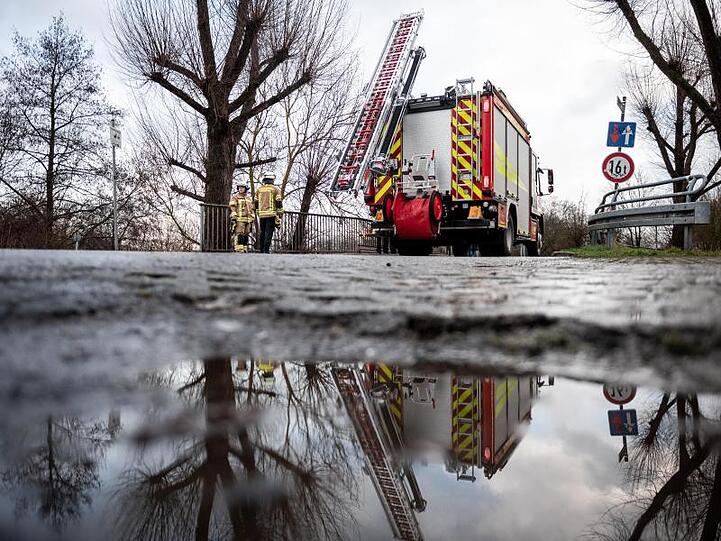 Ein Feuerwehrauto steht auf einer Brücke, die über den Fluss Hönne führt.