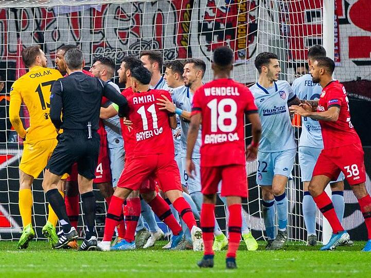 Spieler beider Teams gehen aufeinander los.