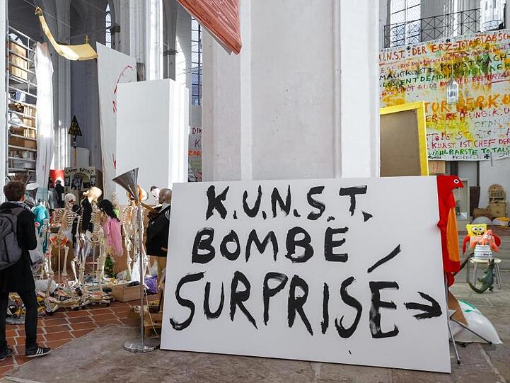 Die Installation "Grossmutter/Macht" des Künstlers Jonathan Meese ist in der Lübecker Kirche St. Petri.