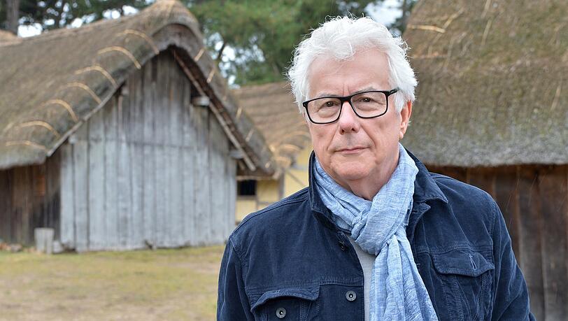 Ken Follett im Museumsdorf West Stow Anglo Saxon Village. Es zeigt, wie seine Hauptfigur Edgar anfangs gelebt hat.