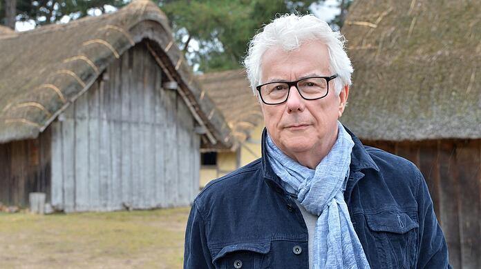 Ken Follett im Museumsdorf West Stow Anglo Saxon Village. Es zeigt, wie seine Hauptfigur Edgar anfangs gelebt hat.