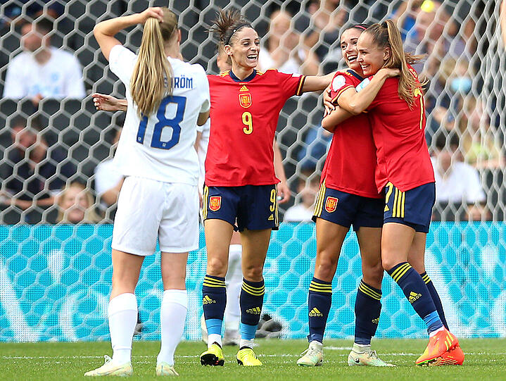 Spaniens Aitana Bonmati (Zweiter von rechts) feiert mit ihren Teamkolleginnen den Treffer zum 2:1 gegen Finnland.  Endstand 4:1.