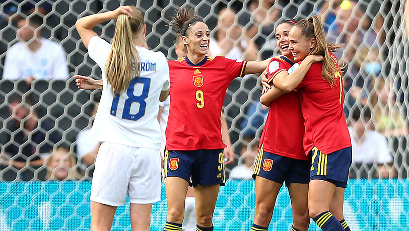 Spaniens Aitana Bonmati (Zweiter von rechts) feiert mit ihren Teamkolleginnen den Treffer zum 2:1 gegen Finnland. Endstand 4:1. Spaniens Aitana Bonmati (Zweiter von rechts) feiert mit ihren Teamkolleginnen den Treffer zum 2:1 gegen Finnland. Endstand 4:1.