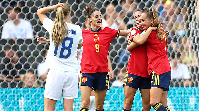 Spaniens Aitana Bonmati (Zweiter von rechts) feiert mit ihren Teamkolleginnen den Treffer zum 2:1 gegen Finnland.  Endstand 4:1.
