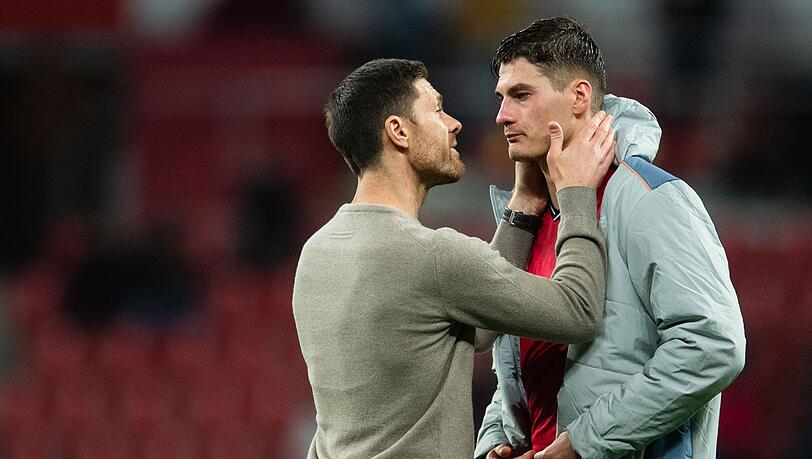 Leverkusens Trainer Xabi Alonso und Torjäger Patrik Schick.