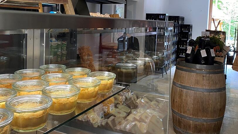 Im Hofladen gibt's auch Käse, Mehl, Soßen, Brot und mehr.