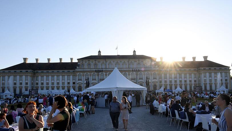 Die Sonne geht bei Sommerempfang des bayerischen Landtags auf Schloss Schleißheim unter. Die Sonne geht bei Sommerempfang des bayerischen Landtags auf Schloss Schleißheim unter.