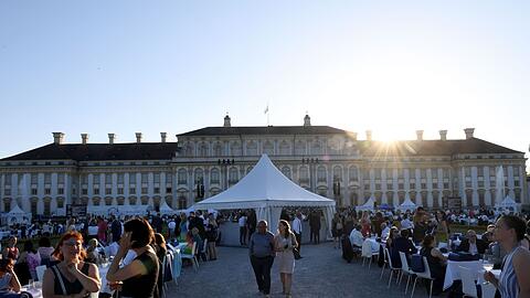 Die Sonne geht bei Sommerempfang des bayerischen Landtags auf Schloss Schleißheim unter.