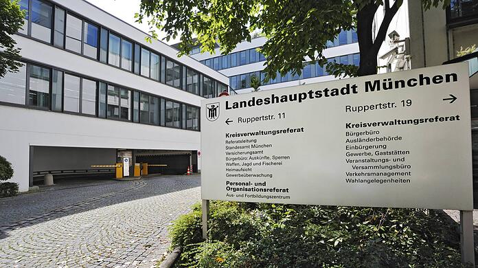 Der Verdacht richtet sich laut KVR gegen den Bereich "Aufenthalte für Arbeitsmigration der Servicestelle für Zuwanderung und Einbürgerung", was früher landläufig und kurz Ausländerbehörde genannt wurde. (Archivbild)