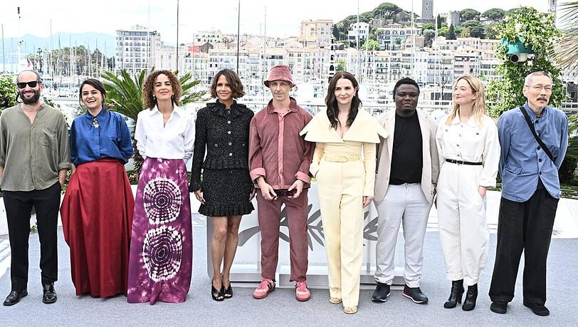 Die diesj&auml;hrige Jury von Cannes: Die drei in der Mitte: Halle Berry, Jeremy Strong und Jurypr&auml;sidentin Juliette Binoche.