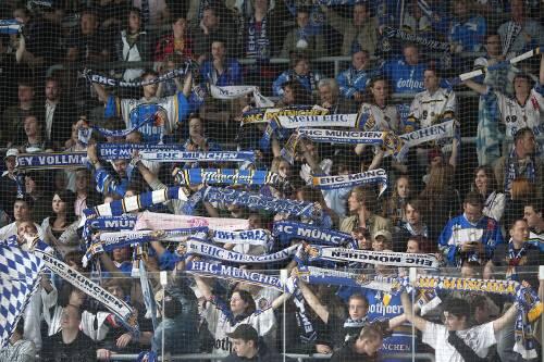 Riesenstimmung in veralteter Halle: Die Fans des EHC München werden in der Finalserie gegen Bietigheim richtig Gas geben. Hoffentlich bald auch in einer neuen Arena.