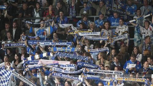 Riesenstimmung in veralteter Halle: Die Fans des EHC München werden in der Finalserie gegen Bietigheim richtig Gas geben. Hoffentlich bald auch in einer neuen Arena. Riesenstimmung in veralteter Halle: Die Fans des EHC München werden in der Finalserie gegen Bietigheim richtig Gas geben. Hoffentlich bald auch in einer neuen Arena.