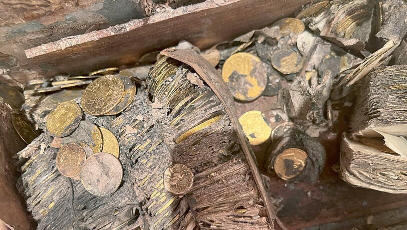 So sah der Münzschatz aus, als er aus der Erde geholt wurde. So sah der Münzschatz aus, als er aus der Erde geholt wurde.