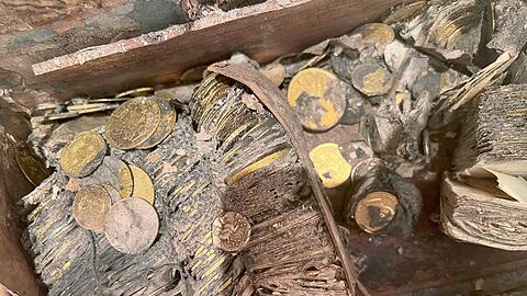 So sah der Münzschatz aus, als er aus der Erde geholt wurde.