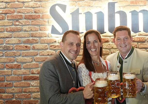 Alexander Egger und Katrin Wickenh&auml;user-Egger (v.li.) mit ihrem Gesch&auml;ftsf&uuml;hrer Gerd Schmitz.