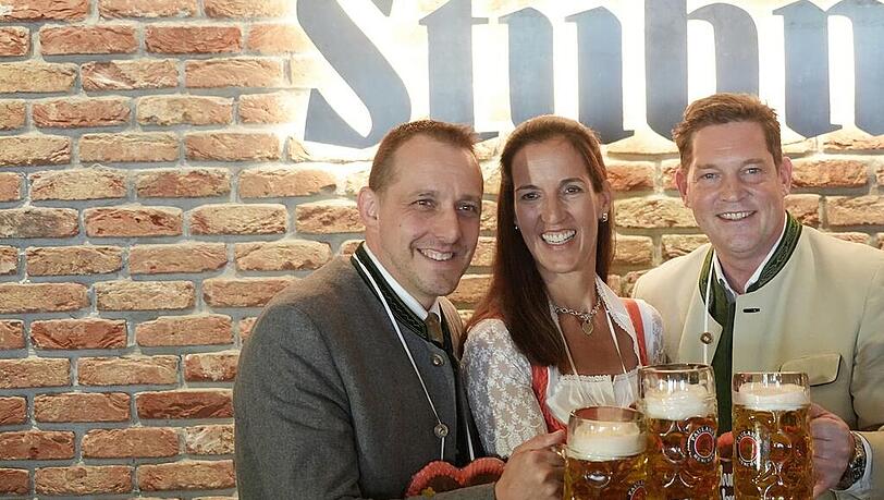 Alexander Egger und Katrin Wickenhäuser-Egger (v.li.) mit ihrem Geschäftsführer Gerd Schmitz. Alexander Egger und Katrin Wickenhäuser-Egger (v.li.) mit ihrem Geschäftsführer Gerd Schmitz.