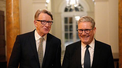 Die Aff&auml;re um Peter Mandelson (links) f&uuml;hrte beinahe zum Sturz des britischen Premierministers Keir Starmer (rechts). (Archivfoto)