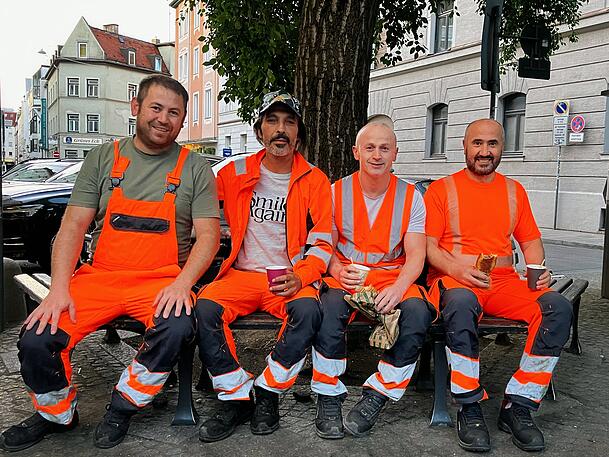 Kurze Kaffeepause: Ibrahim (v.l.), Beyhani, Ali Demir und Mustafa. Kurze Kaffeepause: Ibrahim (v.l.), Beyhani, Ali Demir und Mustafa.